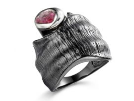 КОЛЬЦО ИЗ СЕРЕБРА С КОРУНДОМ РУБИНОВЫМ